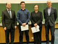Verleihung des MOI-Forschungspreises (v.l.n.r.): Stellvertretender Sprecher der MOI Graduiertenschule Prof. Dr. med. Klaus Pfeffer, Preisträger Dr. Tim Fechtner, Preisträgerin Dr. Alida Schäkel, Sprecher der MOI Graduiertenschule Prof. Dr. Johannes H. Hegemann (Foto: Steffen Köhler) Verleihung des MOI-Forschungspreises (v.l.n.r.): Stellvertretender Sprecher der MOI Graduiertenschule Prof. Dr. med. Klaus Pfeffer, Preisträger Dr. Tim Fechtner, Preisträgerin Dr. Alida Schäkel, Sprecher der MOI Graduiertenschule Prof. Dr. Johannes H. Hegemann (Foto: Steffen Köhler)