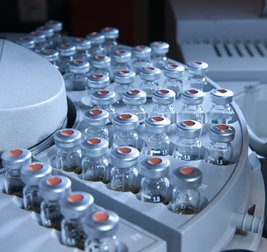 Bedarfsdeckung und höchste Qualitätsansprüche sind Eckpfeiler der Arzneimittelherstellung. Bild zeigt: Autosampler bei der Impfstoffherstellung