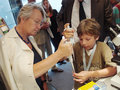 Bundesforschungsministerin Prof. Dr. Annette Schavan beim Experimentieren im BIOTechnikum "Forscherteam" in Aktion: Zusammen mit einem jungen Besucher begab sich Bundesforschungsministerin Prof. Dr. Annette Schavan an Bord des BIOTechnikums auf die Spuren der Wissenschaftler.